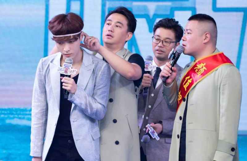 邓伦综艺化身媒婆,在街边牵线?网友:一牵一个准啊!