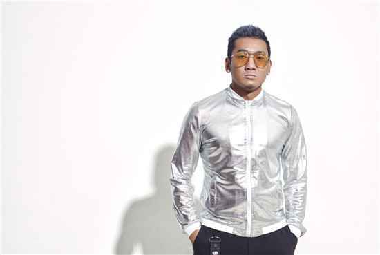 扎西平措深情献声“心连心” 经典歌曲致敬祖国华诞