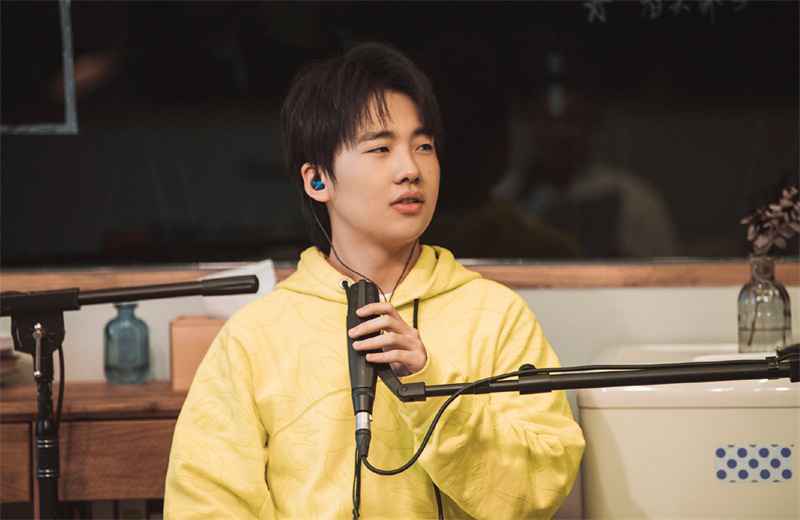 易烊千玺还会说相声?在《朋友请听好》中与郭麒麟说相声,表现太好