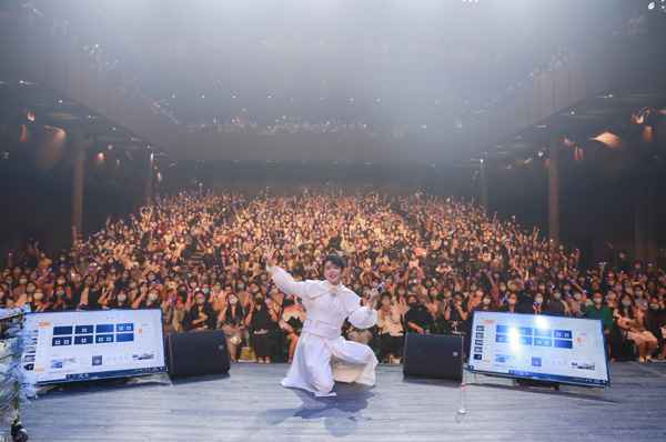 《而立》音乐会落幕，贾凡柔情唱响黄浦江