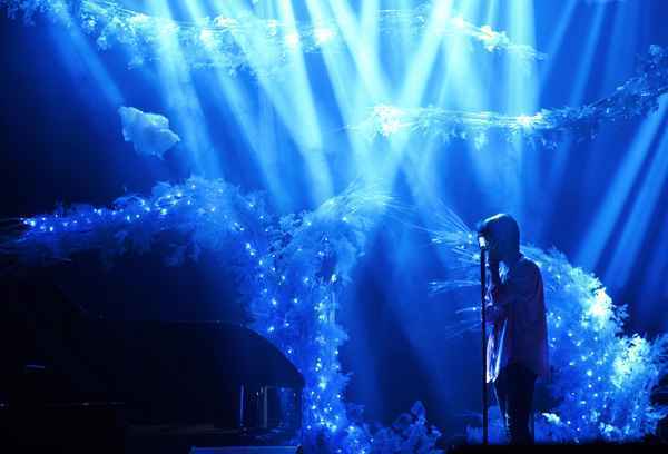 《而立》音乐会落幕，贾凡柔情唱响黄浦江