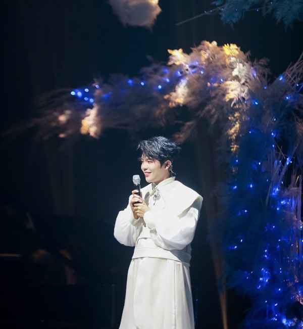 《而立》音乐会落幕，贾凡柔情唱响黄浦江