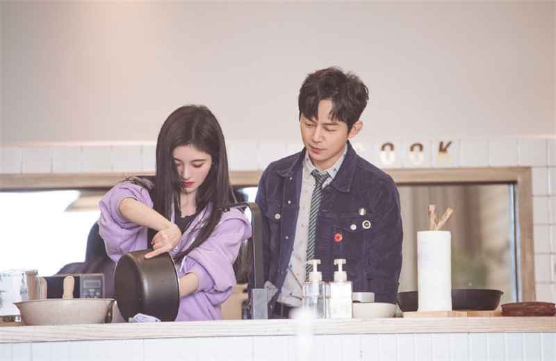 《朋友请听好》谁注意到谢娜和鞠婧祎的互动？没想到两人这么亲密