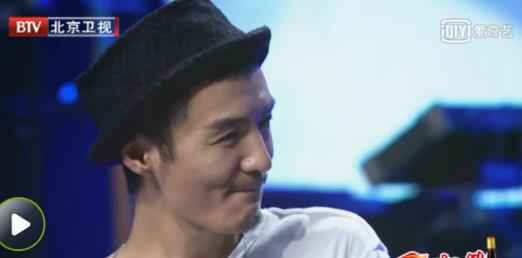 爱笑、爱说话、N次拥抱卢靖姗，那个寡言害羞的朴树去哪儿了？