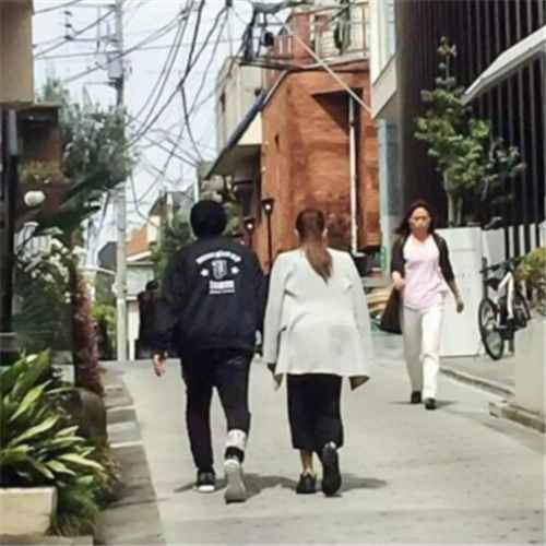 周杰伦昆凌现身东京 牵手逛街高能虐狗