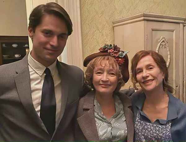 莱斯利曼维尔-伊莎贝尔于佩尔新片《哈里斯夫人去巴黎》北美定档明年3月4日