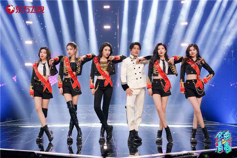 《金曲青春》丝芭家族带来合作舞台《诱惑YOHO》 上演制服杀