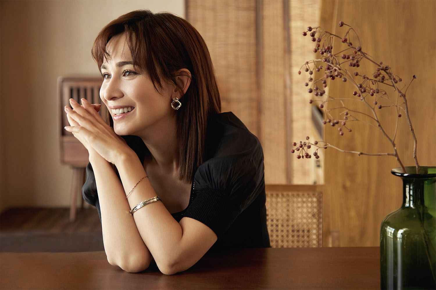 卢靖姗初夏庭院大片释出 阳光洒落定格惬意时光