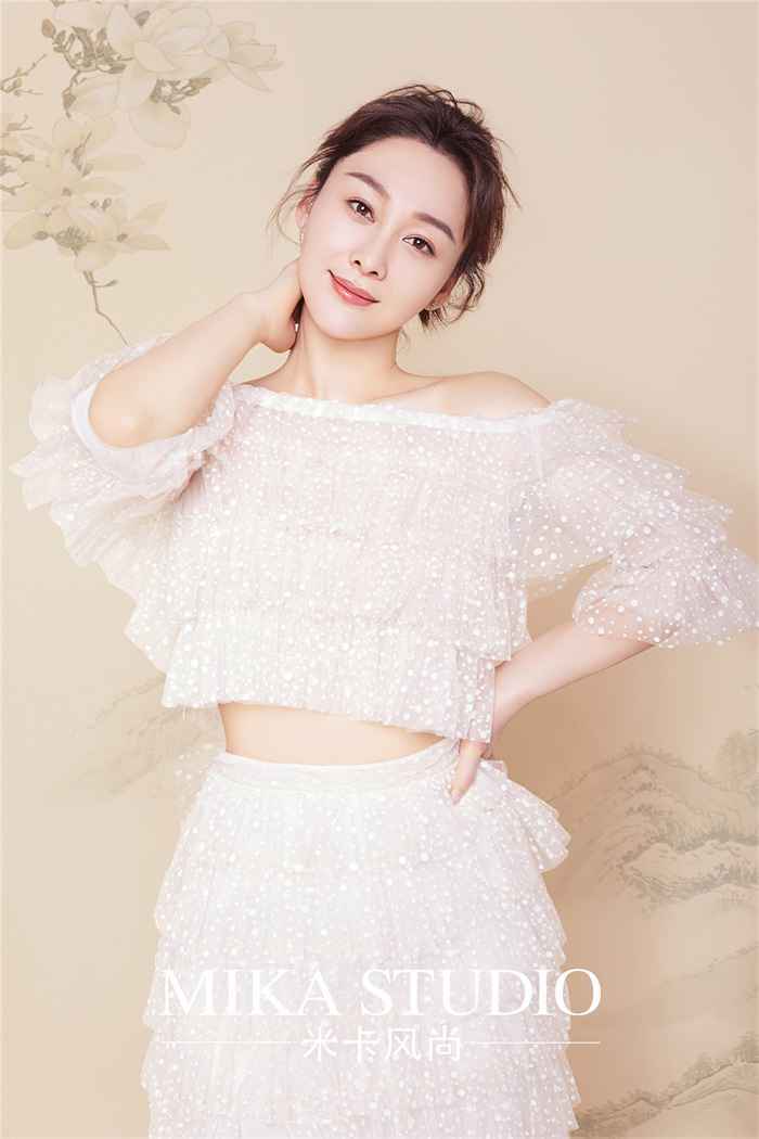 白雨一字肩波点蛋糕裙恬静优雅 “湿巾腰”微露俏皮不失小性感