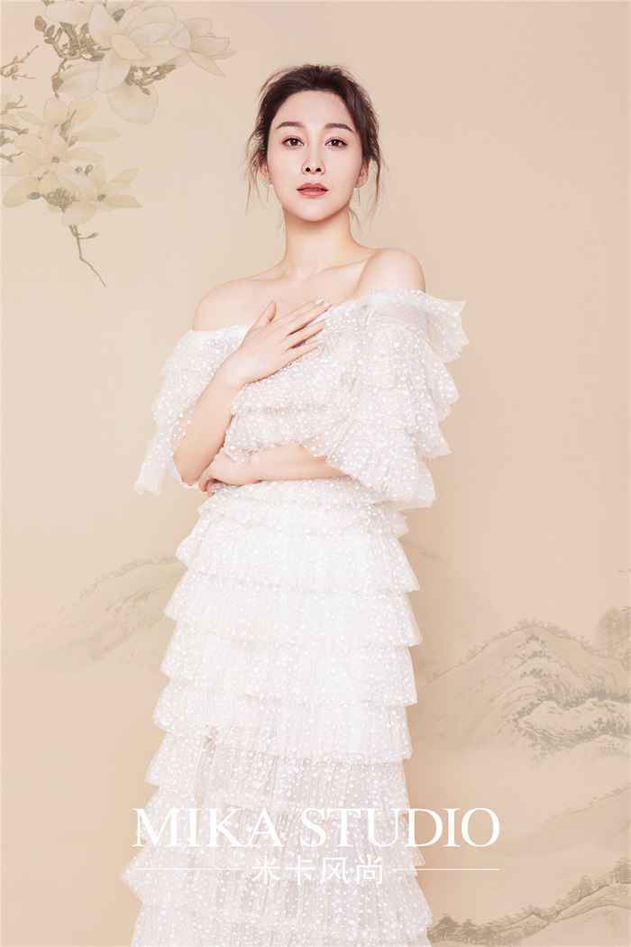 白雨一字肩波点蛋糕裙恬静优雅 “湿巾腰”微露俏皮不失小性感