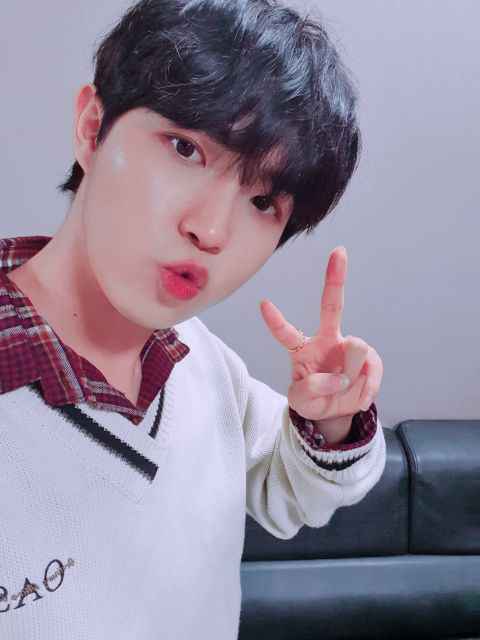 金在焕首次个唱门票售空 12 月还要发行新专辑!