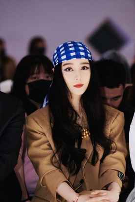 范冰冰亮相代言品牌U/TI大秀，驼色西装引领时尚潮流！