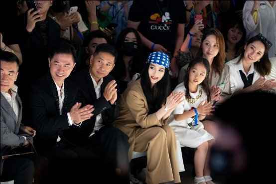 范冰冰亮相代言品牌U/TI大秀，驼色西装引领时尚潮流！