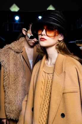 范冰冰亮相代言品牌U/TI大秀，驼色西装引领时尚潮流！