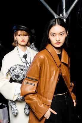 范冰冰亮相代言品牌U/TI大秀，驼色西装引领时尚潮流！