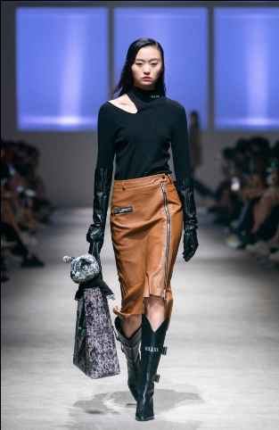 范冰冰亮相代言品牌U/TI大秀，驼色西装引领时尚潮流！