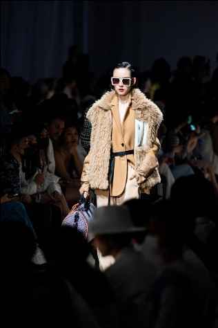 范冰冰亮相代言品牌U/TI大秀，驼色西装引领时尚潮流！