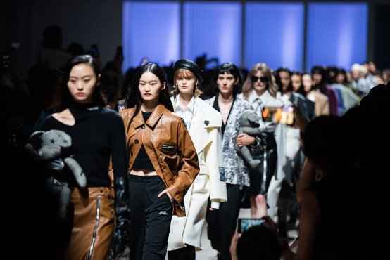 范冰冰亮相代言品牌U/TI大秀，驼色西装引领时尚潮流！