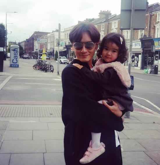 郑元畅“一日奶爸” 带萌娃苏到爆