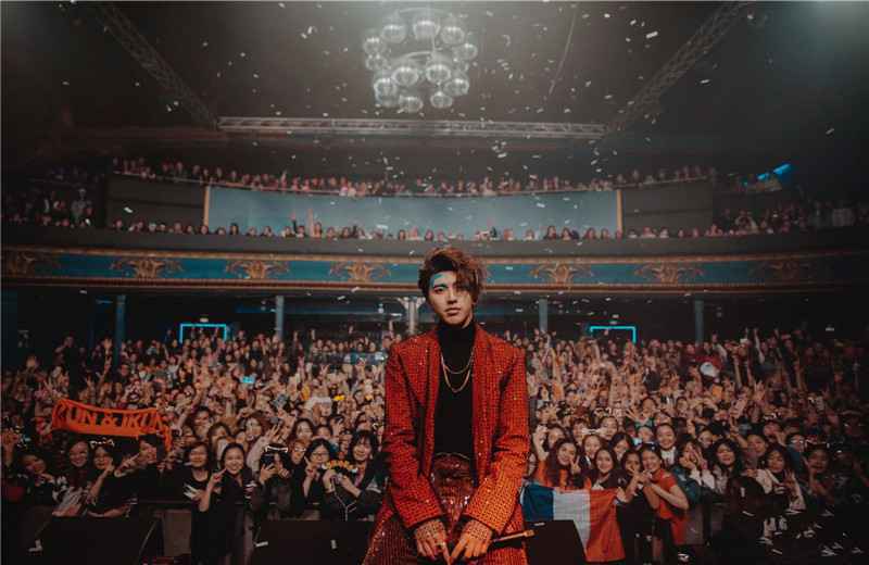 《青春有你2》蔡徐坤首次提起心酸过往，上台表演但话筒没有声音