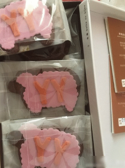 张震女儿过百日名字首曝光 送羊仔形饼干