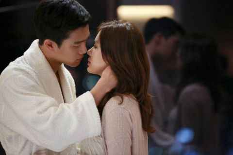 《爱的迫降》饰演玄彬哥哥的河锡辰曾在《鲨鱼》和孙艺真饰演过「夫妻」