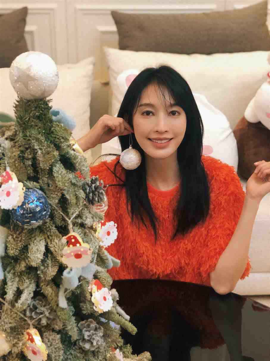 张俪圣诞晒撩人“脱单妆” 温暖红润邂逅节日浪漫