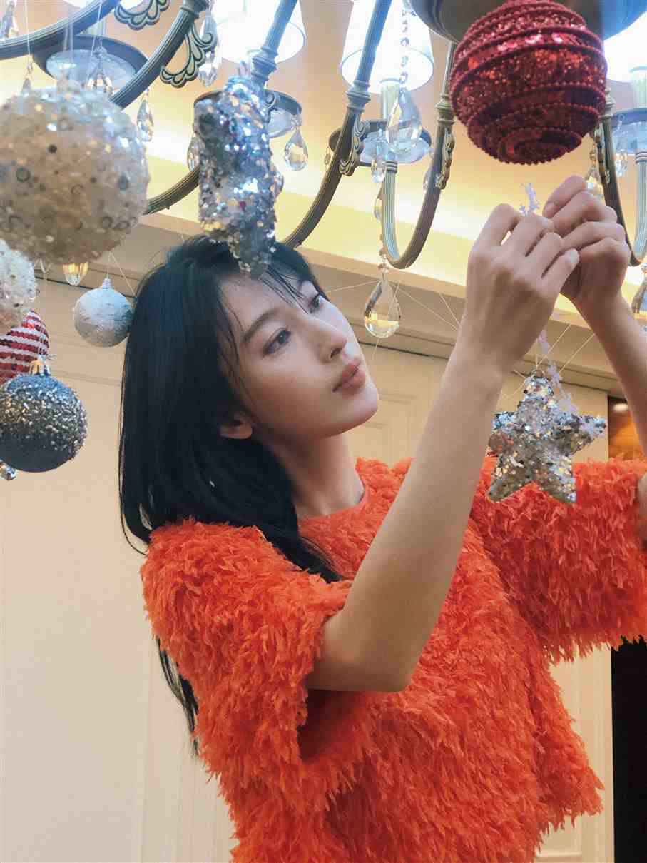 张俪圣诞晒撩人“脱单妆” 温暖红润邂逅节日浪漫