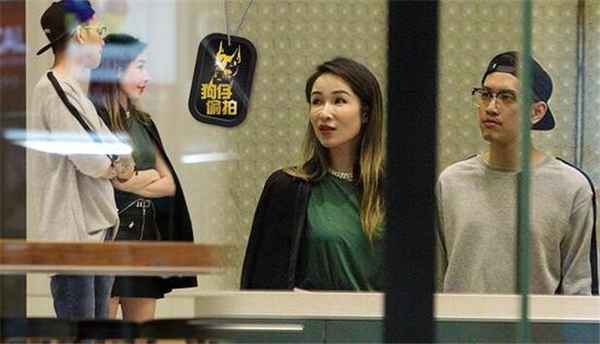 萧亚轩享单身生活？小鲜肉陪伴咋可能少