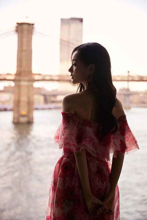 李一桐纽约时装周造型备受好评 女人味十足引人目不转睛