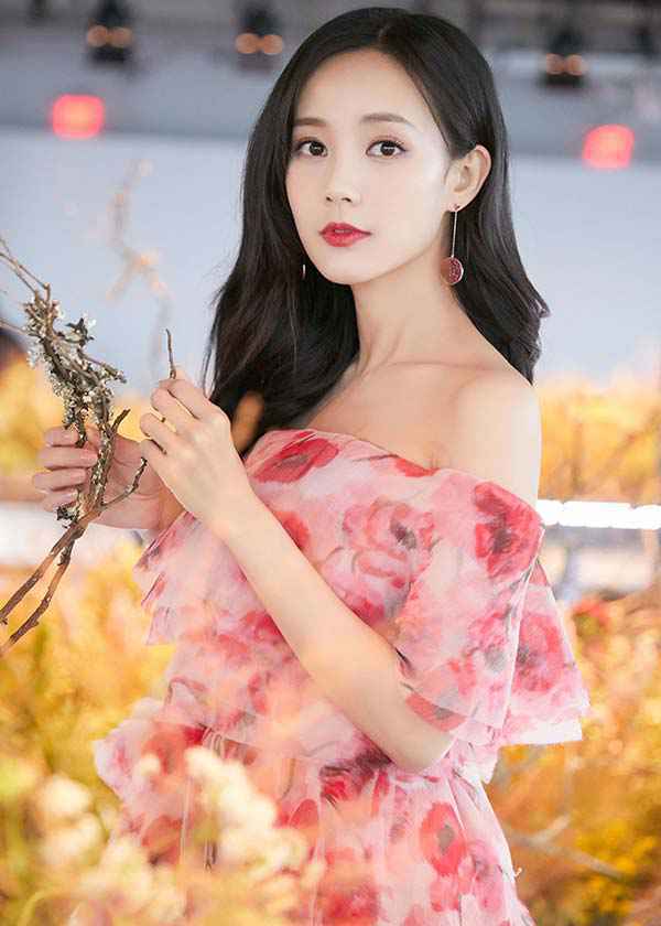 李一桐纽约时装周造型备受好评 女人味十足引人目不转睛