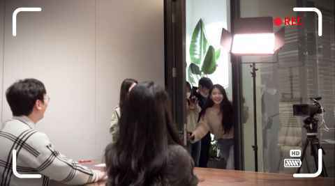 IU解释《Eight》发行日意义 「28+28＝56」：喜欢玩数字游戏，会赋予各种意义