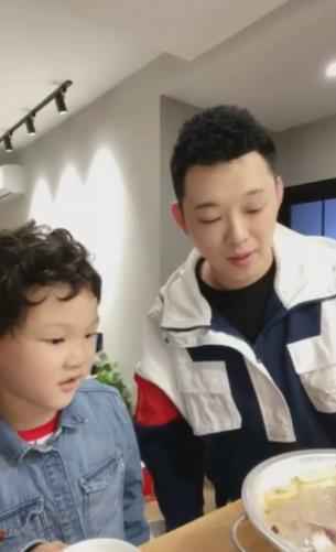 老舅携儿子直播做菜 模仿陈伟霆《野狼disco》MV