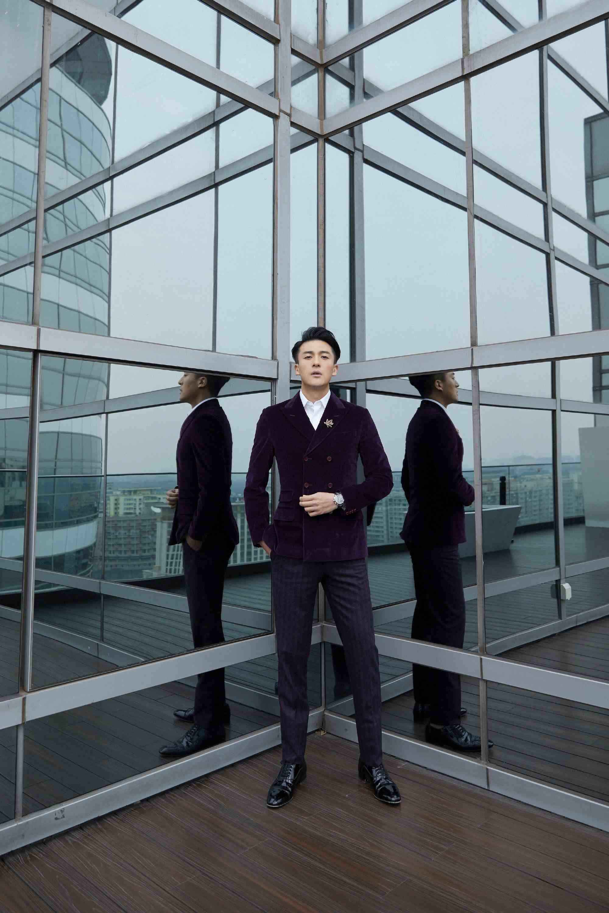 ?孙艺洲亮相国剧盛典 丝绒西装儒雅绅士