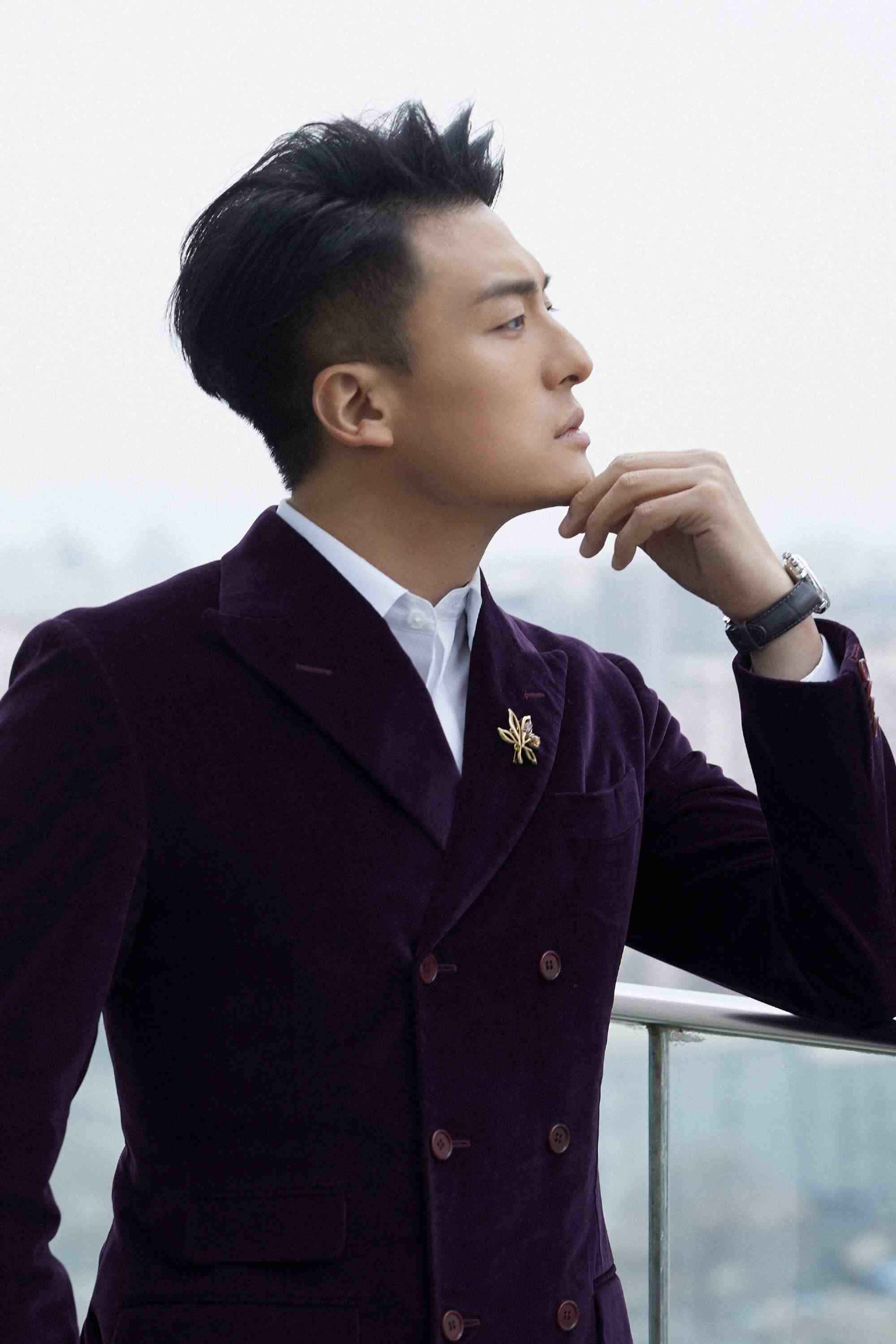 ?孙艺洲亮相国剧盛典 丝绒西装儒雅绅士