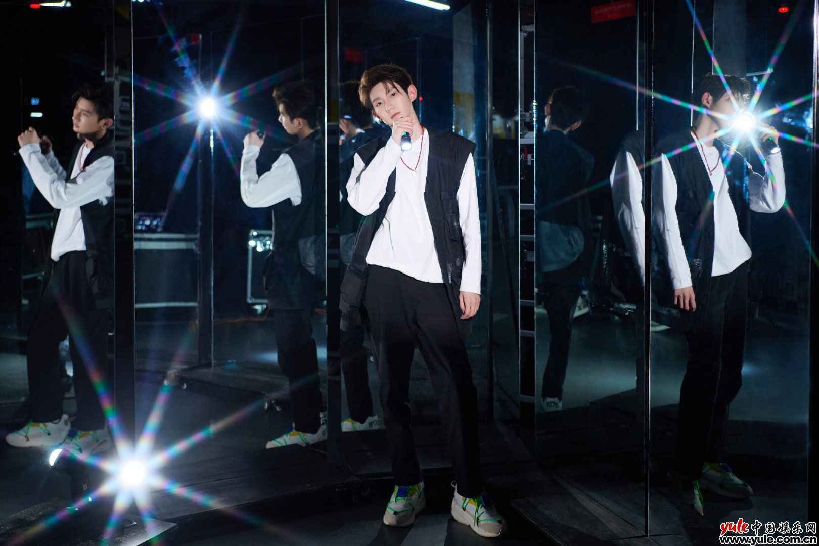 王源《谁是宝藏歌手》主持推荐两不误 金句频出展超强综艺感