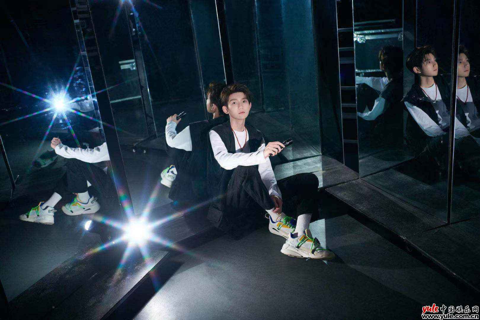 王源《谁是宝藏歌手》主持推荐两不误 金句频出展超强综艺感