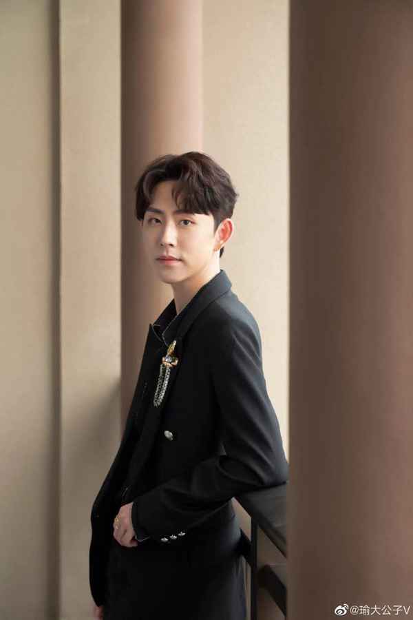 周瑜亮相时尚活动 从头部主播瑜大公子到跨界主持受关注