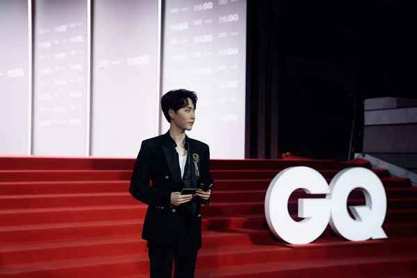 周瑜亮相时尚活动 从头部主播瑜大公子到跨界主持受关注