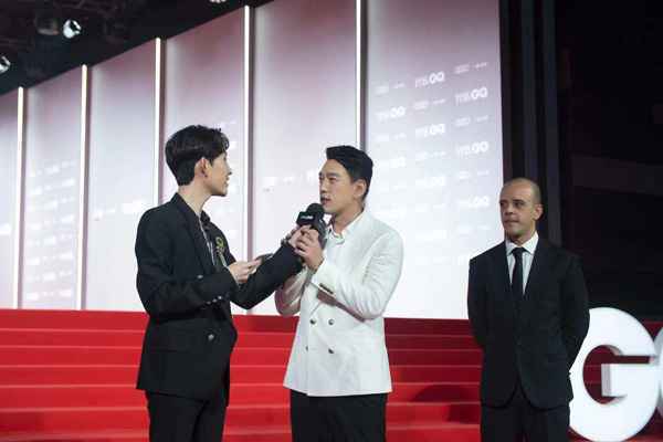 周瑜亮相时尚活动 从头部主播瑜大公子到跨界主持受关注