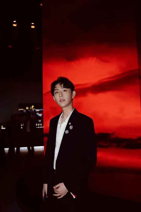 周瑜亮相时尚活动 从头部主播瑜大公子到跨界主持受关注