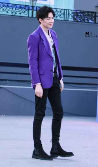 摩登兄弟录制《中国音乐公告牌》现场粉丝集体婚纱应援