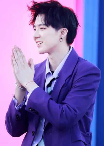 摩登兄弟录制《中国音乐公告牌》现场粉丝集体婚纱应援