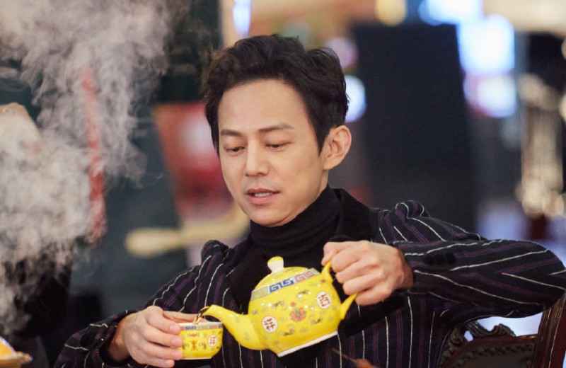 《快乐大本营》何炅在家边做蛋糕边录节目,生活过的很充实