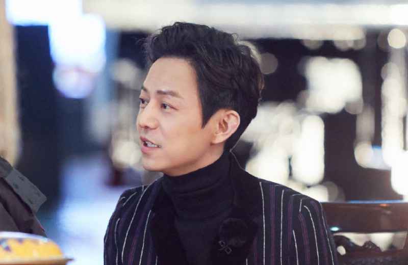 《快乐大本营》何炅在家边做蛋糕边录节目,生活过的很充实