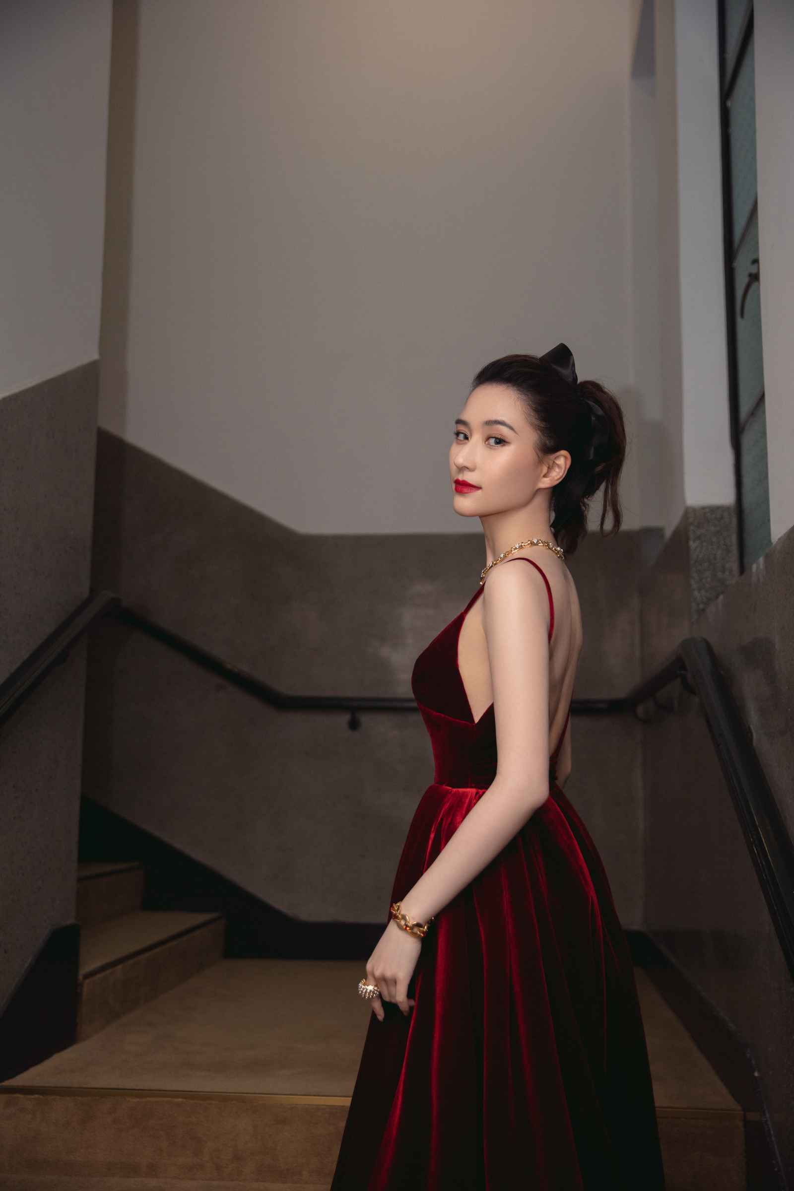 何超莲复古公主造型亮相活动 与窦骁甜蜜互动