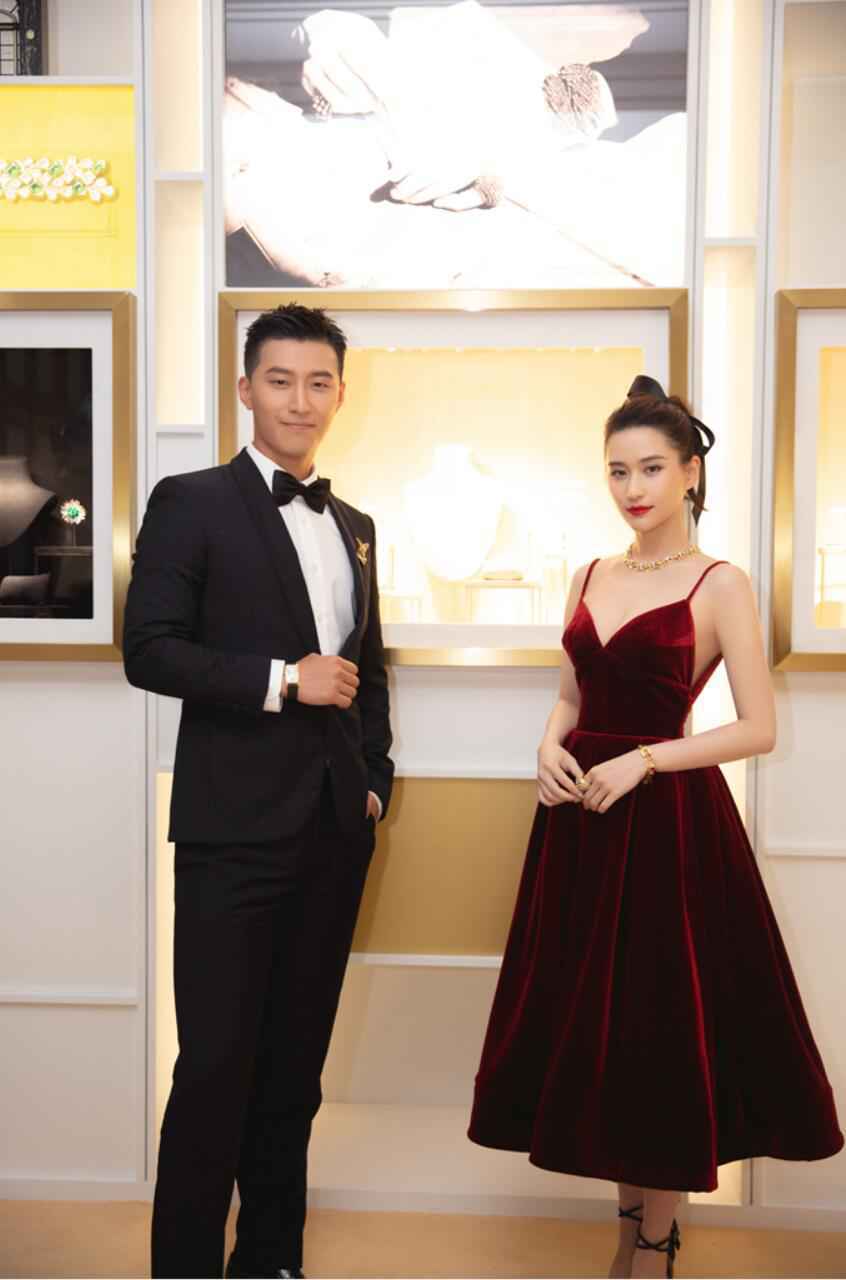 何超莲复古公主造型亮相活动 与窦骁甜蜜互动