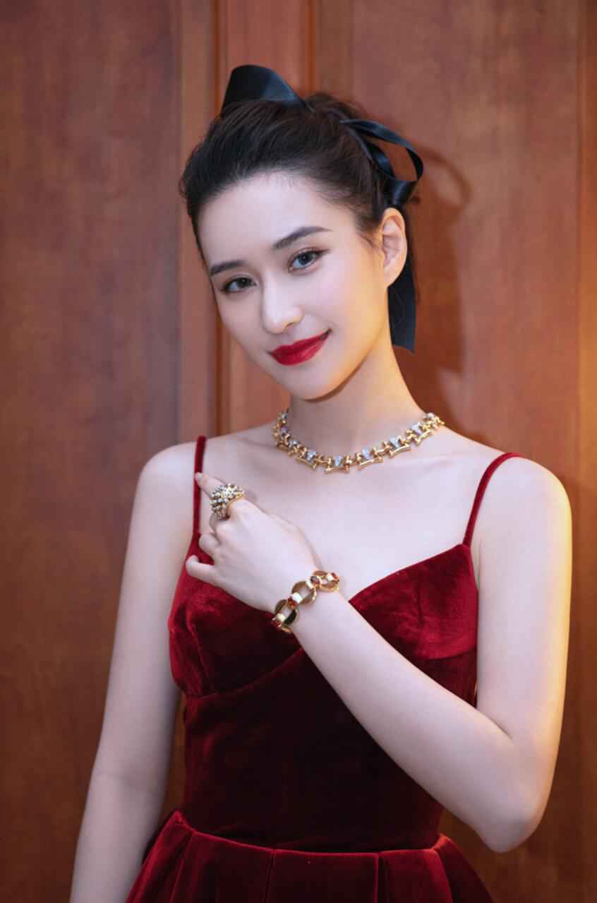 何超莲复古公主造型亮相活动 与窦骁甜蜜互动