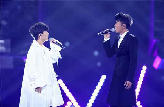 李克勤跨年演绎串烧组曲 实力献唱《红日》掀高潮