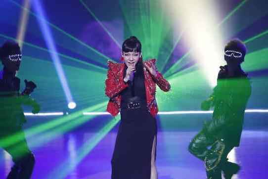 excuse me，这是吴莫愁？ 短发发福了变这样！